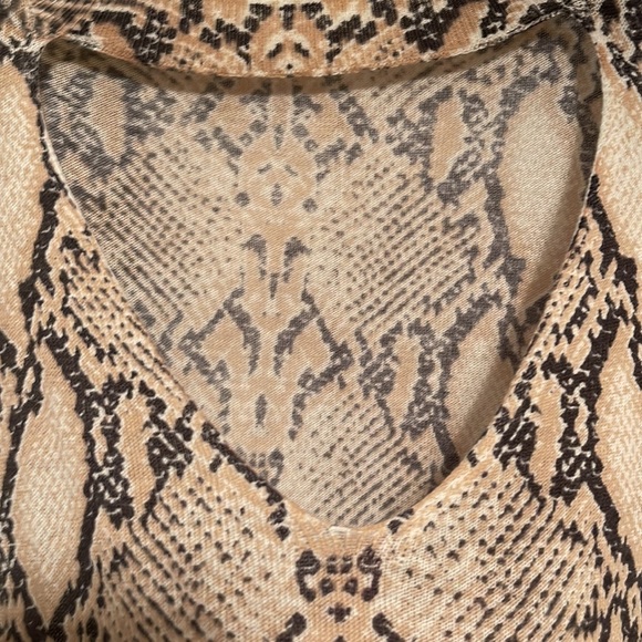 Snake print sweater with neck cutout - Picture 2 of 4